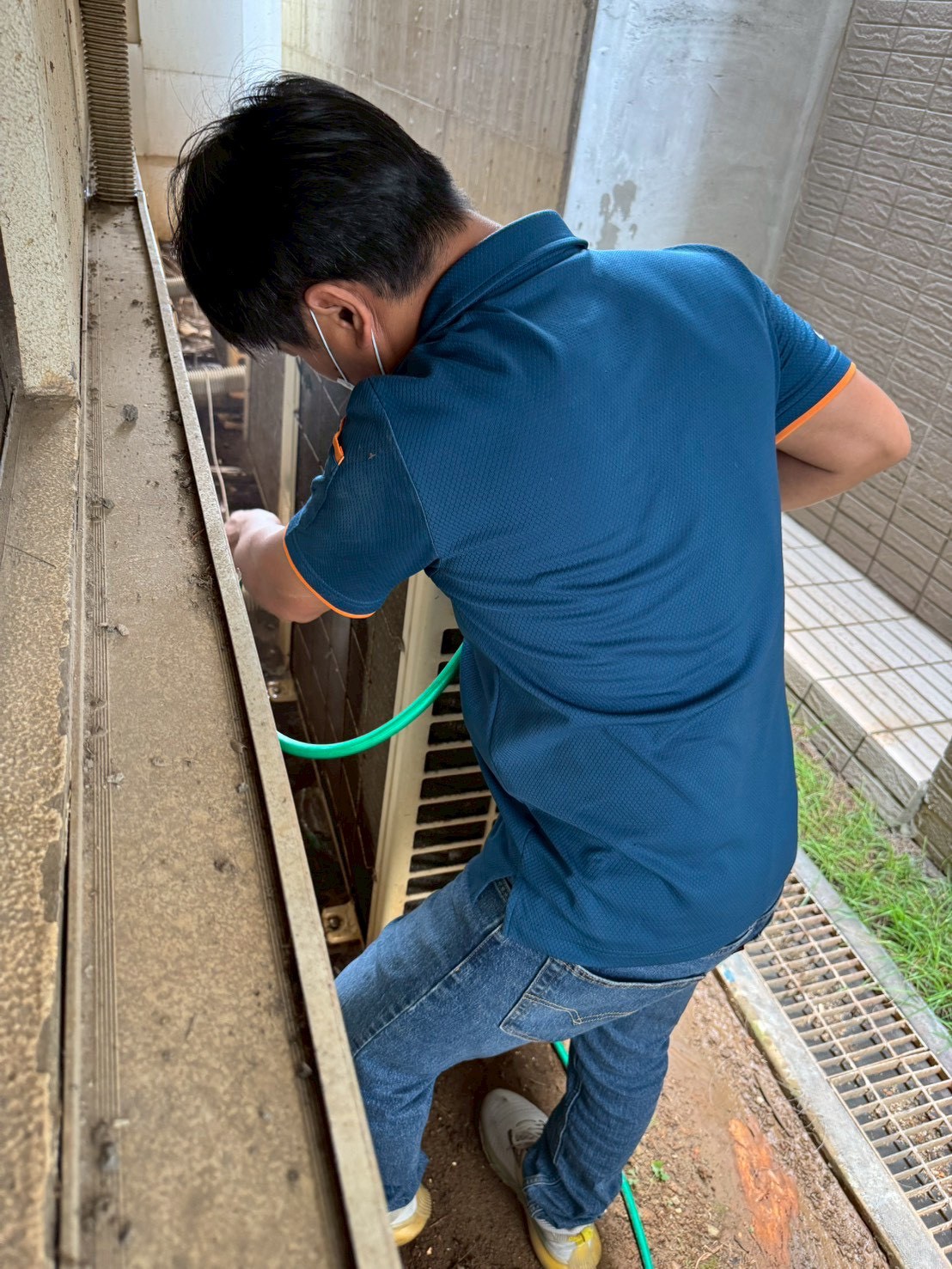 室外機：必須清理散熱片，以提升散熱效率，若在沿海地區可額外塗佈防蝕保護劑。