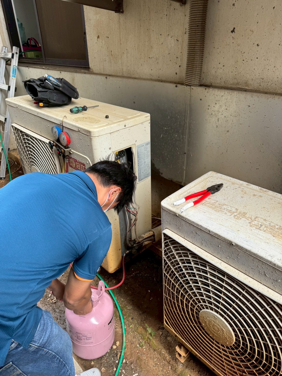 確認冷媒類型： 根據室外機銘牌確認R22、R410A或R32。R32與R410A不能混用，且需專用工具。