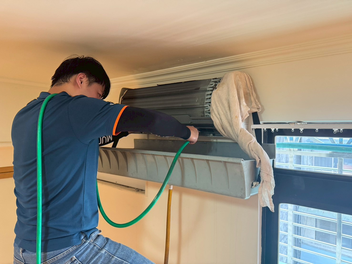 高壓水柱清洗與藥水噴灑：噴灑專業清潔劑分解汙垢，使用高壓水柱清洗熱交換器（鰭片）、風鼓、外殼與過濾網，務必清除深層粉塵與黴菌。