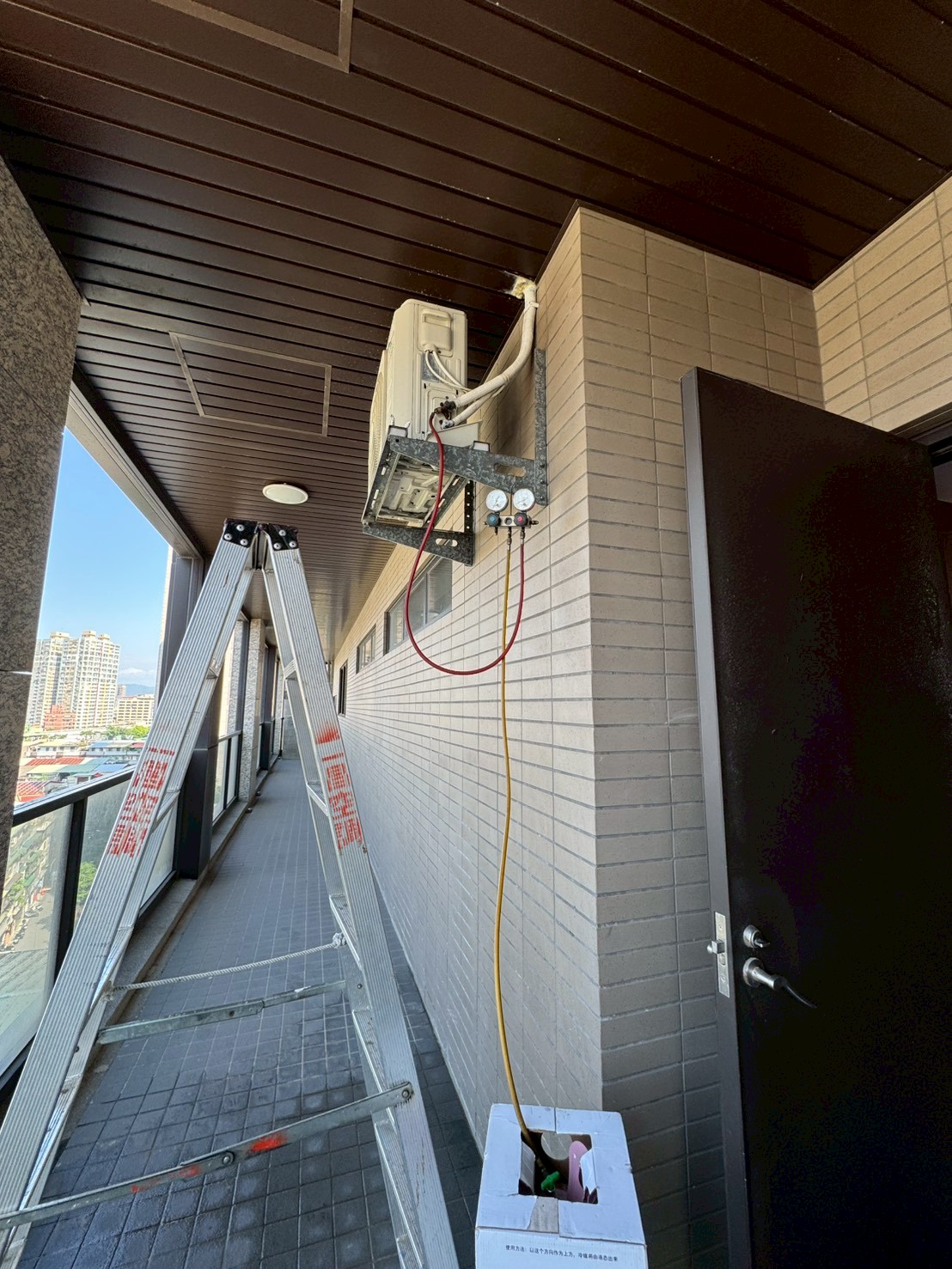 連接壓力錶：高壓軟管（紅色）連接高壓維修閥（細管，視情況）。