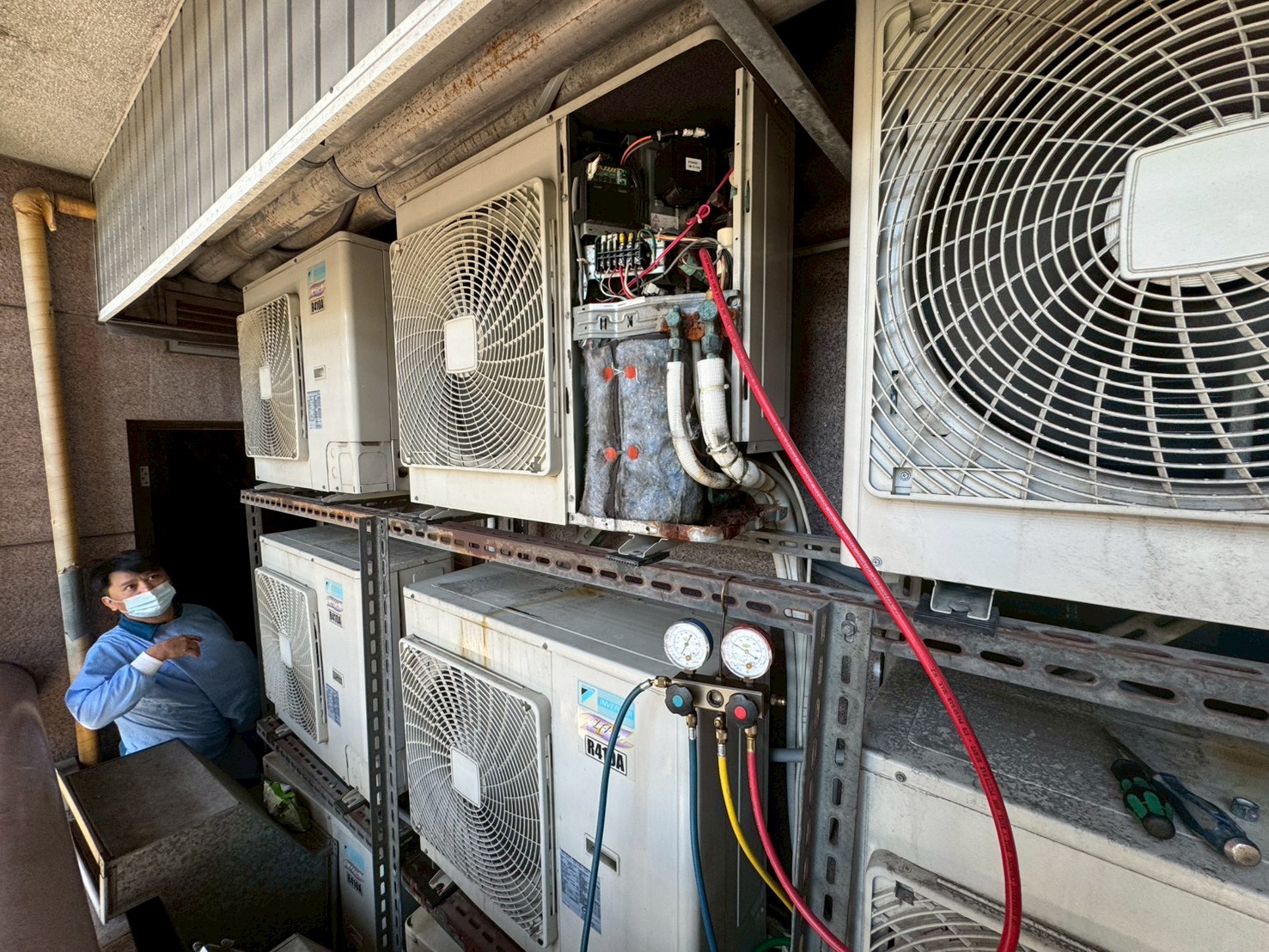 連接壓力錶：將冷媒錶組的低壓軟管（藍色）連接至室外機的低壓維修閥（粗管）。