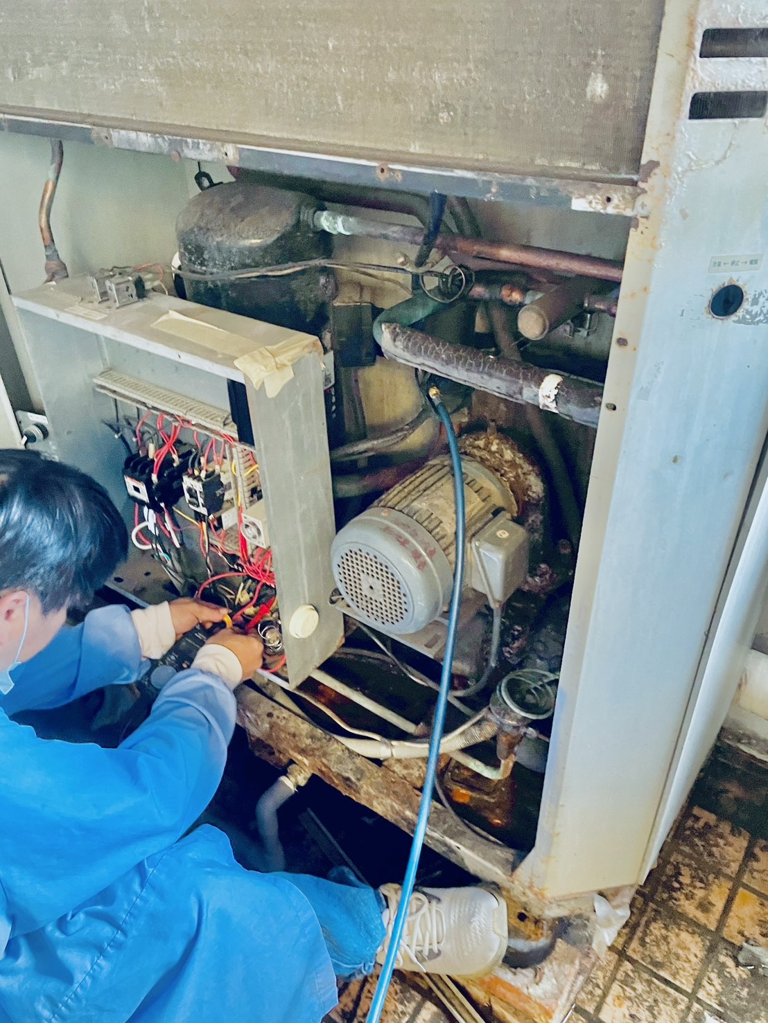 變頻模組檢測： 斷開變頻器與壓縮機的連接線（U, V, W），檢查變頻器側輸出電壓，並測量相間電阻以判斷IPDU基板是否損壞。