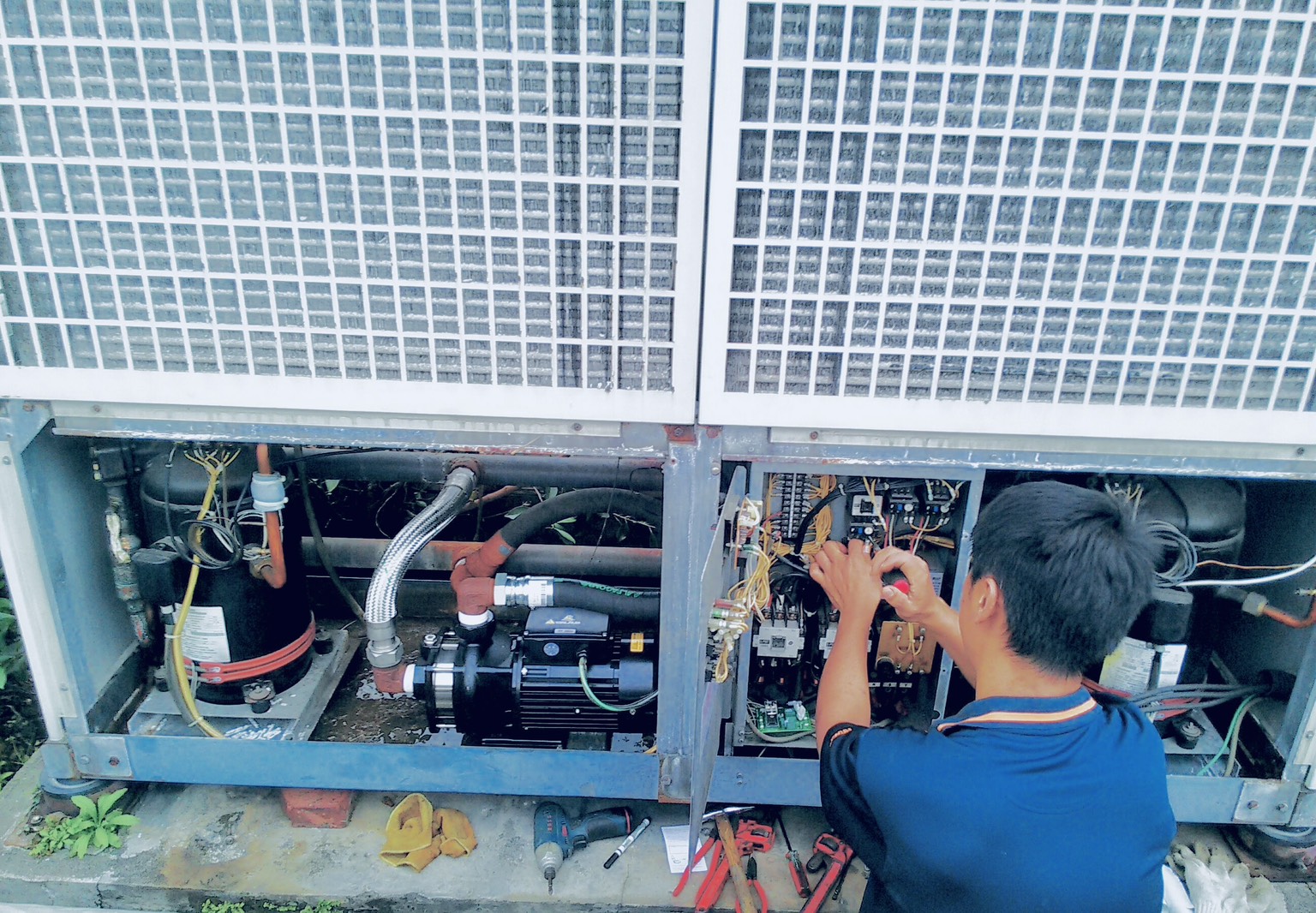 商辦室外機（變頻主機）電路板維修工法重點在於「安全斷電、精準檢測、模組更換」。首先必須徹底切斷電源並確認餘電釋放，檢查電容、變頻模組（IPDU）是否故障。