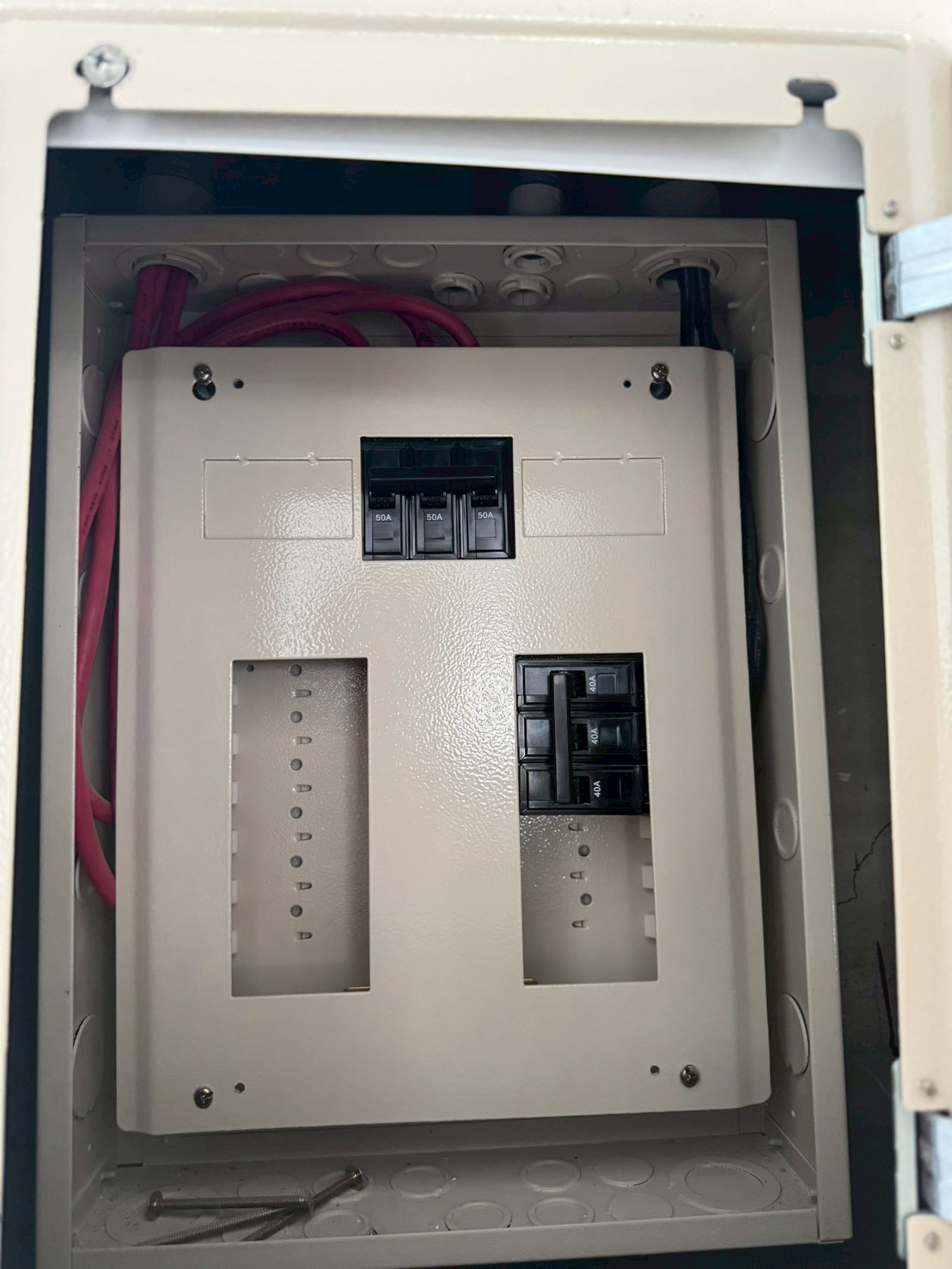 電源箱配置位置： 應設置於維護方便的公共場所（如玄關、廊道），避免靠近易燃物、高溫或受潮。