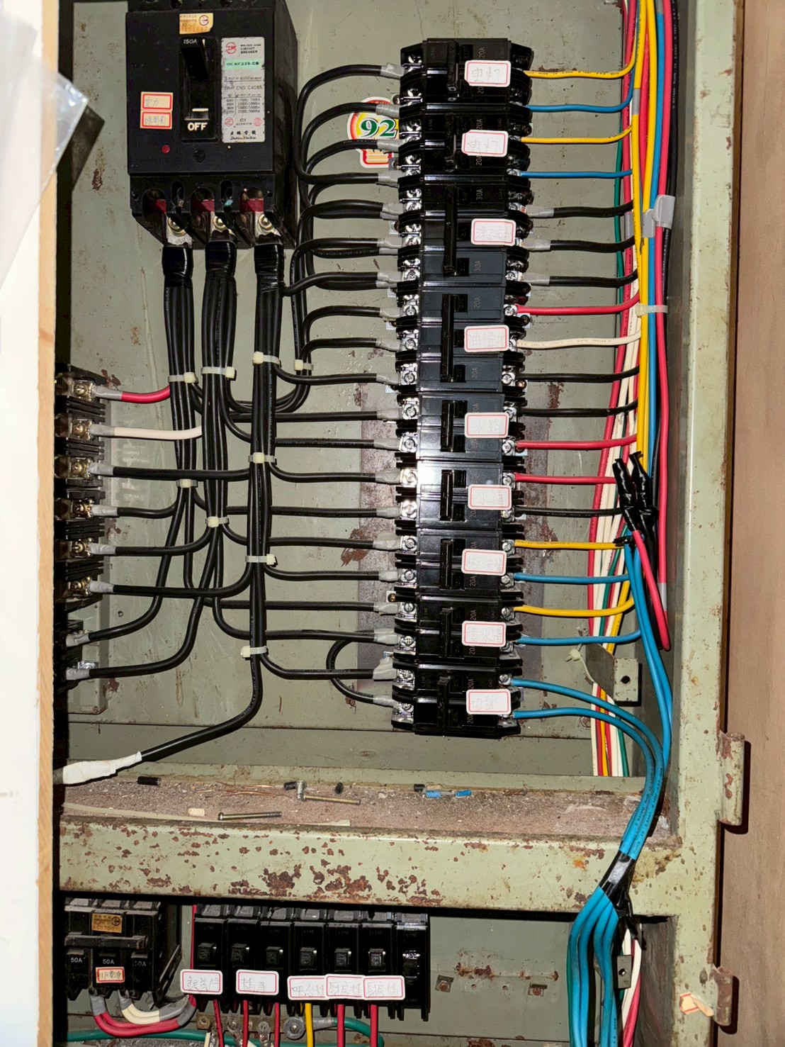 P數（開關數）計算： 一般居家約 18~20P，廚房、浴室等高功率用電區域需獨立迴路，P數會增加。