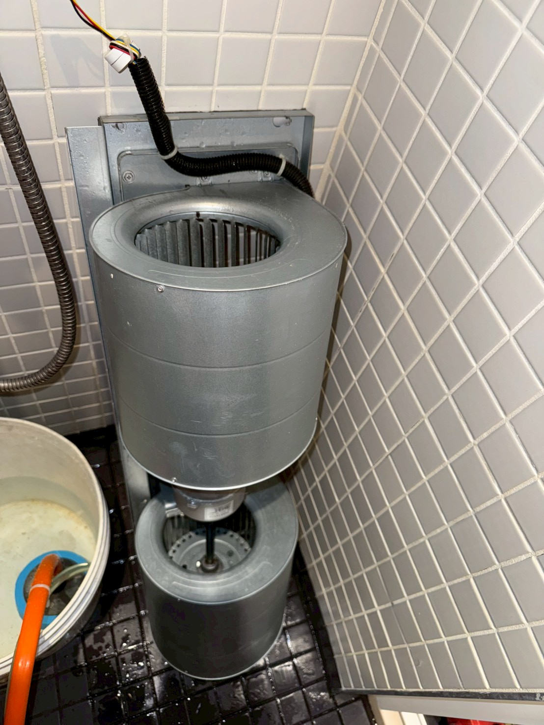 拆卸核心部件：風鼓（風輪）、馬達、冷凝水盤。