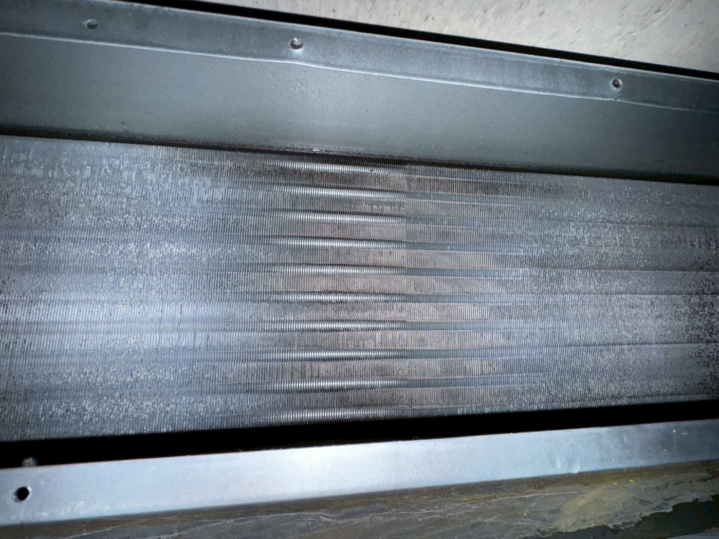 藥水溶解污垢 針對鋁鰭片（散熱片）、風鼓、水盤噴灑專業環保清潔劑，溶解長期積累的灰塵、黴菌與霉味。