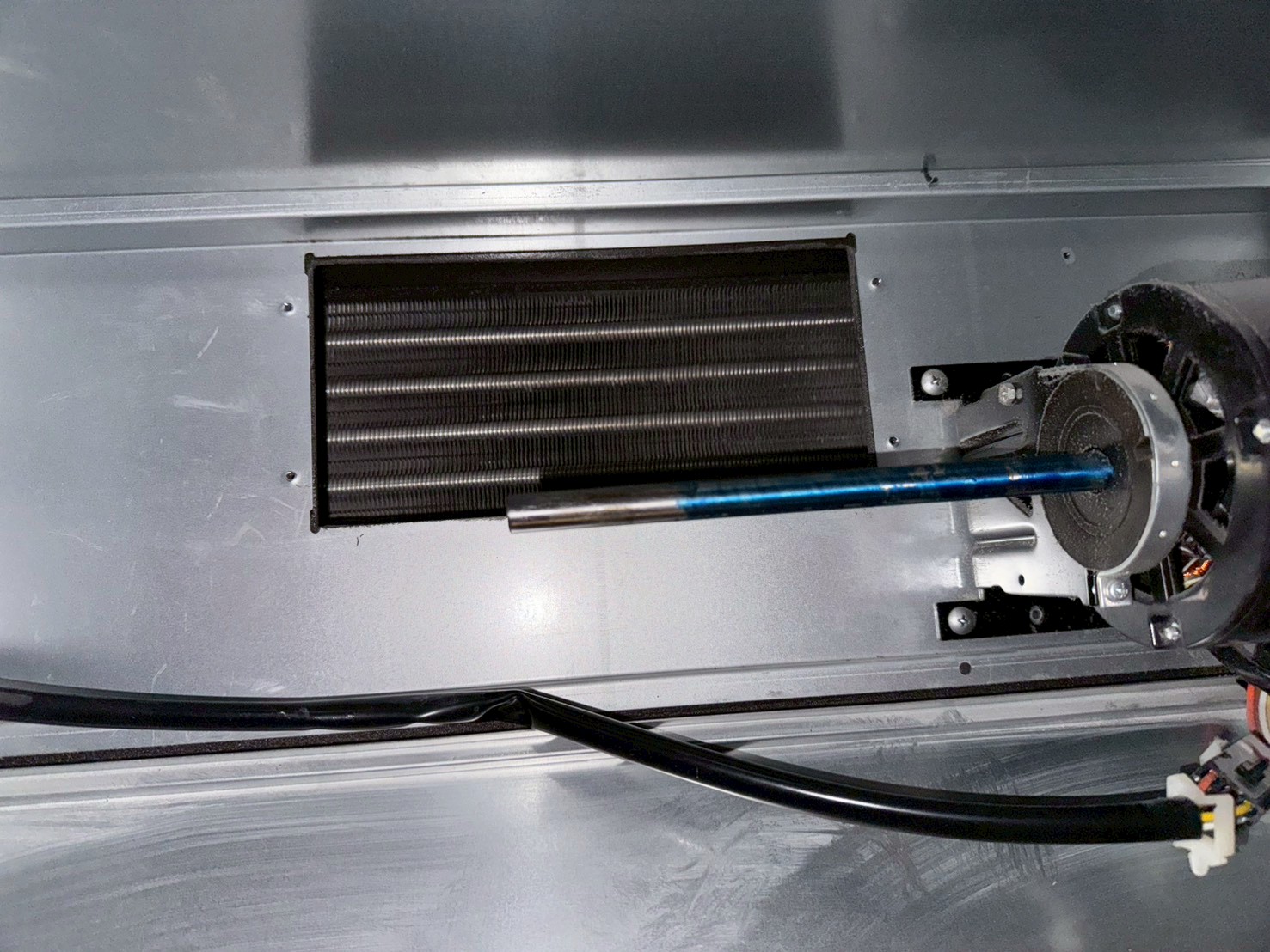 使用高壓水槍沖洗鋁鰭片、風鼓，確保髒污徹底清除。