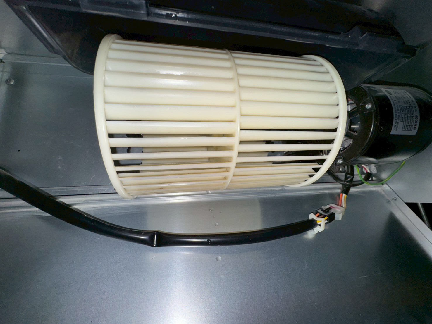 復原與測試:擦拭機殼內部，重新安裝風鼓、水盤、濾網與風口。