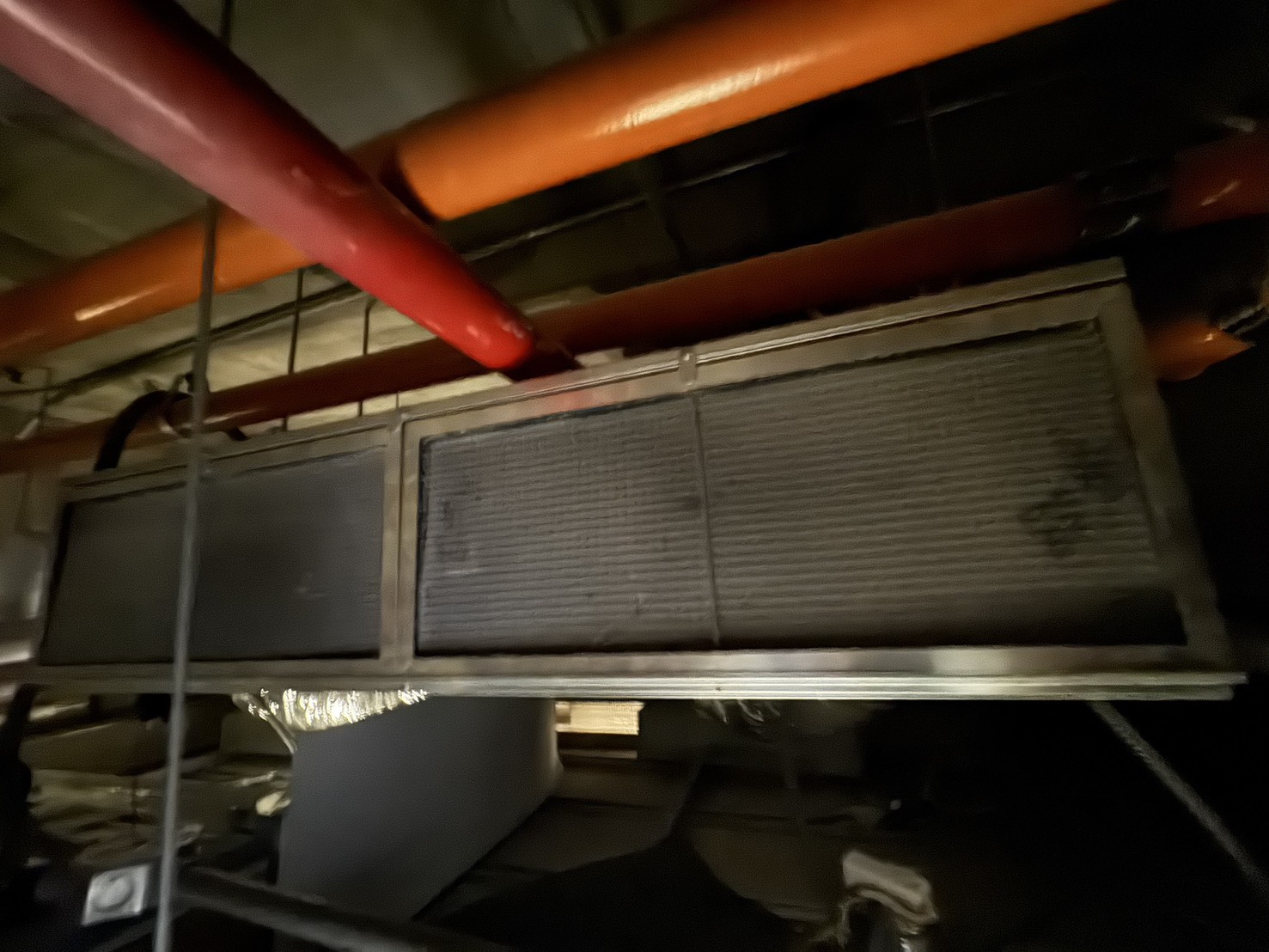 清洗前:大量灰塵堆積，容易造成排水管堵塞導致天花板漏水、內部發霉滋生細菌、吹出異味、耗電量劇增及冷房效率大幅下降。嚴重時會因排水管阻塞導致天花板潮濕發霉、出現斑點，甚至縮短機器使用壽命。