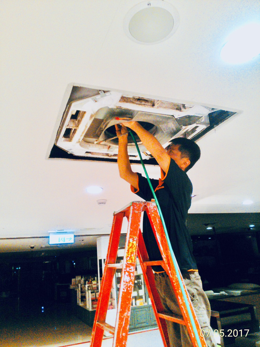 擦拭機殼內部，重新安裝風鼓、水盤、濾網與風口。