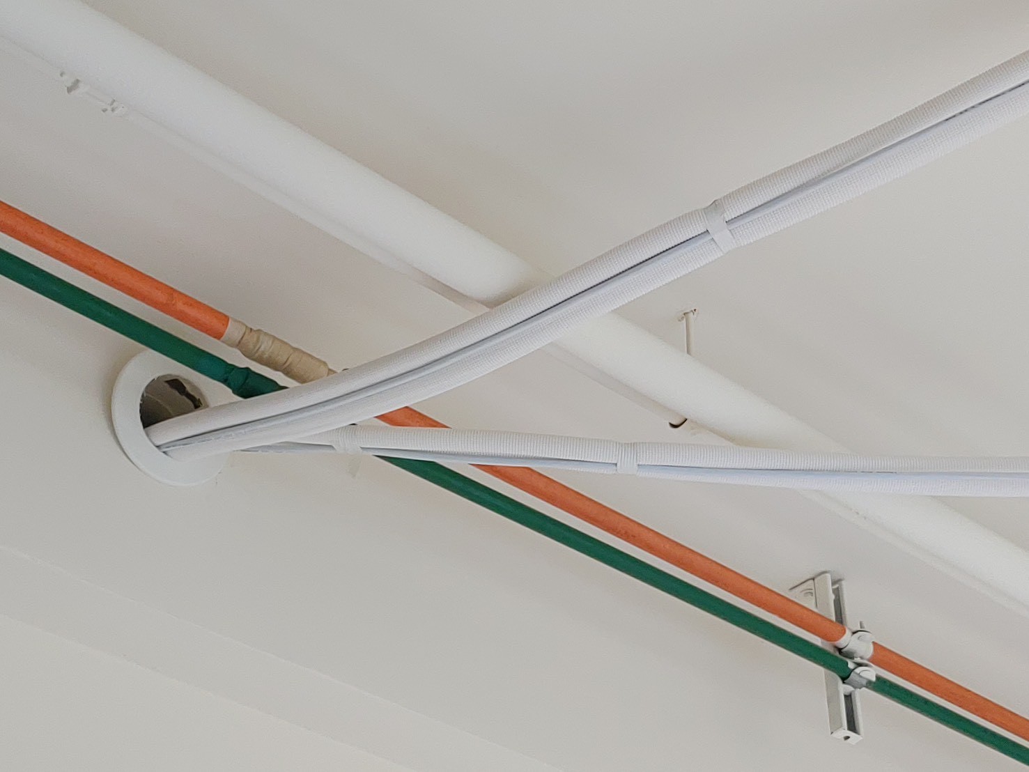 冷媒、排風管配置