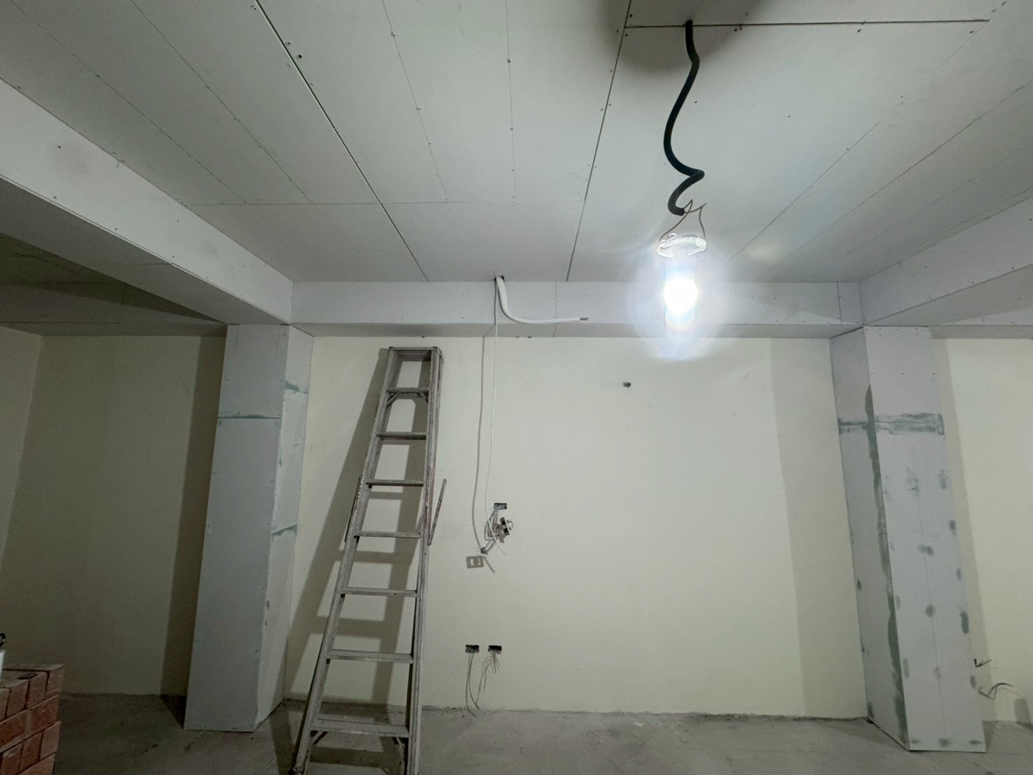 結構安全： 穿樑或過牆時，嚴禁切斷鋼筋，避免損害結構。