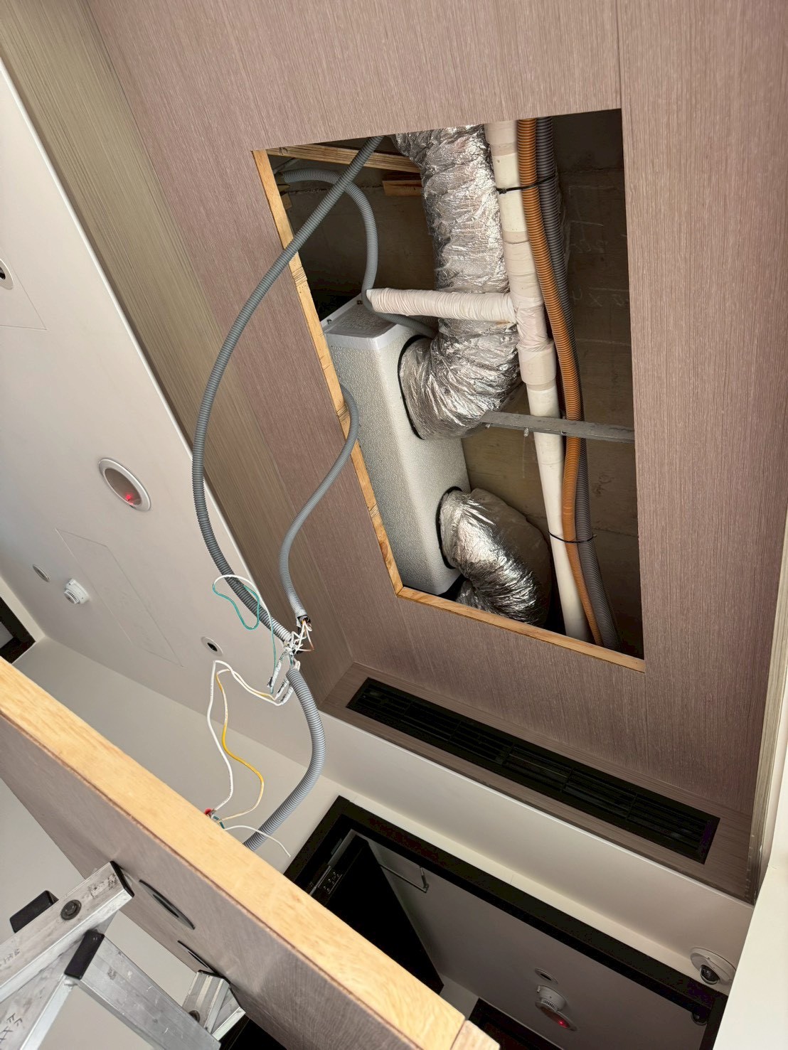 保溫防結露： 室內裸露的排水軟管必須完全進行包覆保溫，否則因溫差產生冷凝水會導致牆面濕損。