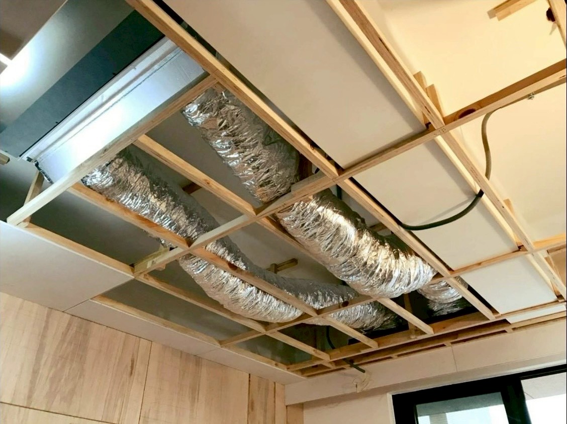 避開障礙： 儘量以最短距離連接到冷氣排水孔，軟管應避免直接承受陽光曝曬，以延長使用壽命。