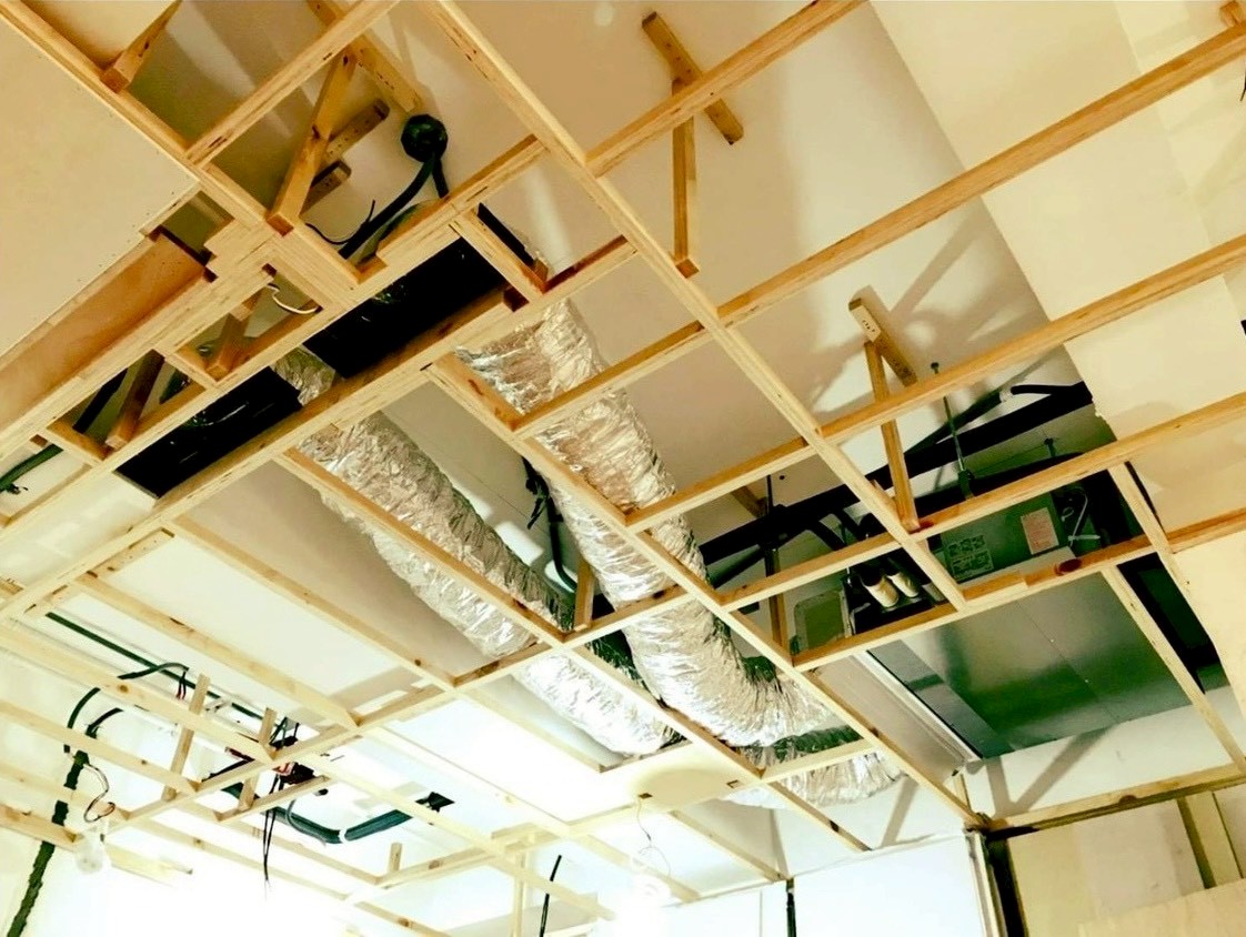 避開障礙： 儘量以最短距離連接到冷氣排水孔，軟管應避免直接承受陽光曝曬，以延長使用壽命。