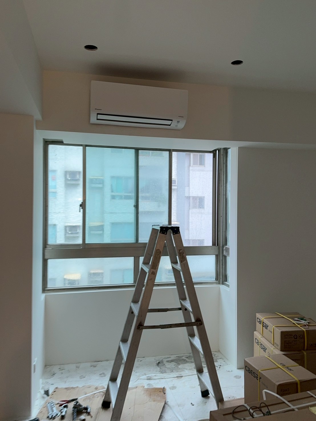 壁掛式/窗型：先配置冷媒管線→木工→油漆完工→安裝室內機。