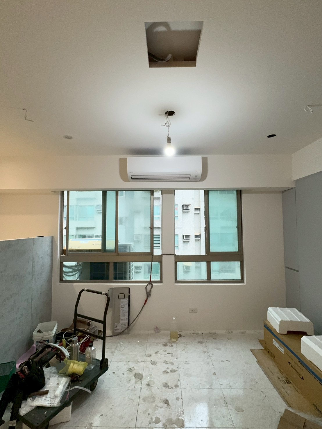 位置選擇： 避開直吹人體（床頭、沙發）、迴風不足處。室內機上方需保留 5～15 公分空間，左右需保留 15 公分以上，以利熱交換與濾網拆卸。