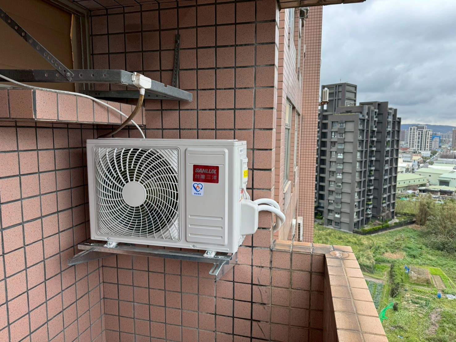 穩固基座： 必須安裝在堅固的牆面（RC結構）或地板上。