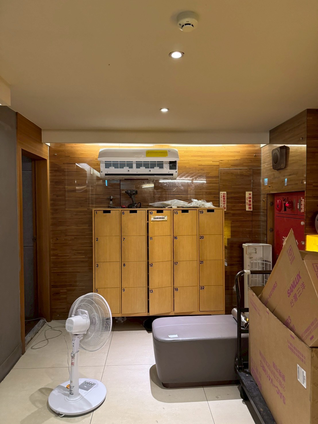 承重檢查： 確認安裝牆面強度，若為輕隔間需加強固定板，RC牆則使用膨脹螺栓。