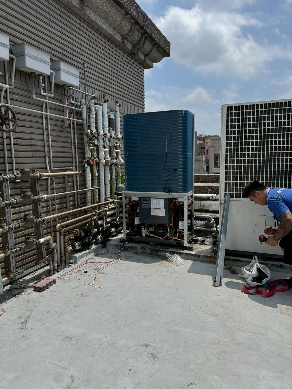 室外機安裝： 放置於通風良好處，前50公分無遮擋，並加裝防震墊。