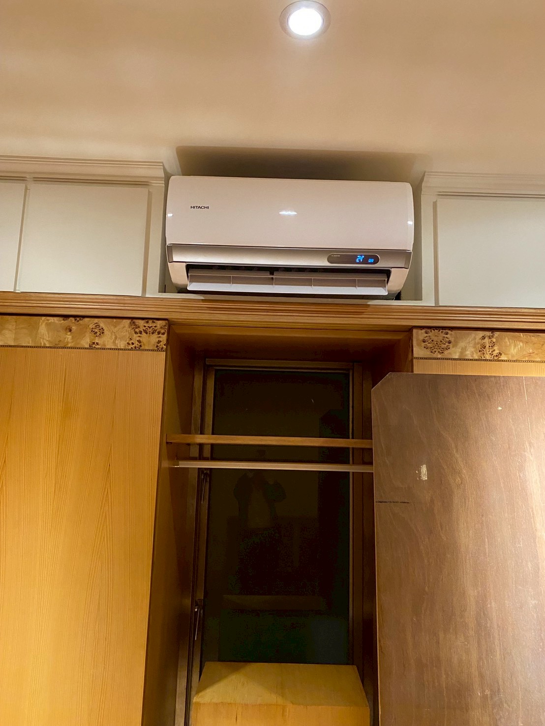 環境規劃與丈量：評估空間大小選擇冷氣噸數，選定室內機迴風空間（建議上方留 5~10cm)、左右各留 15cm以上） 及室外機的維修與散熱空間。