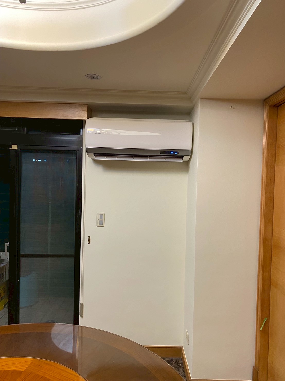 管線鋪設（預埋）：在木工裝潢前先配好排水管路、冷媒銅管與電源線，確保排水管有 5% 以上的坡度以防漏水。