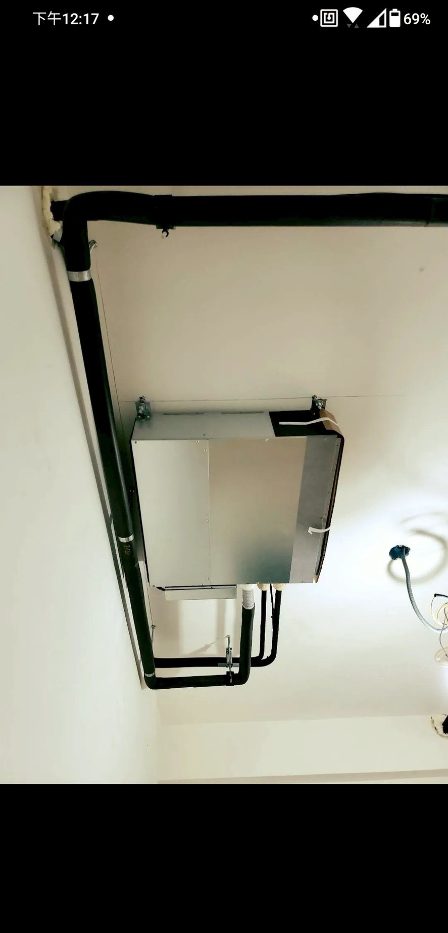 天花板空間與位置： 室內機需與天花板保持距離，建議樓高至少 2.8 米以上，預留 35~40 公分空間配置機體與風管，並務必避開樑柱結構。