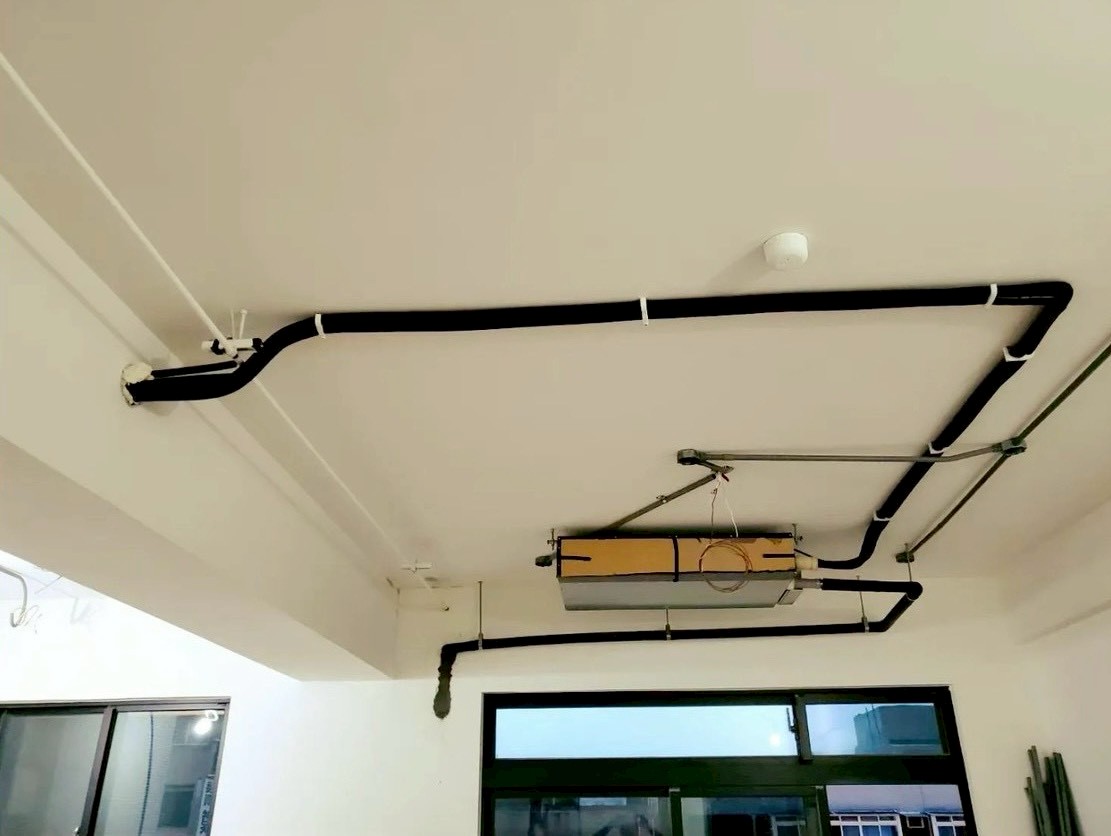 排水與保溫： 排水管必須有足夠的坡度（重力排水）以免冷凝水逆流。銅管必須進行完整保溫包裹，防止冷媒管表面結露造成天花板發霉損壞。